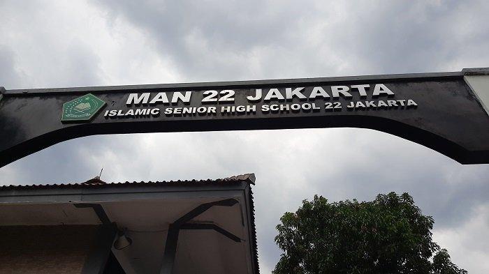 man-22-jakarta-disterilisasi-karena-klaster-covid-19-jumat-4122020.jpg