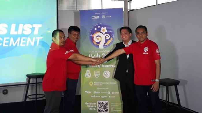 manajer-tim-indonesia-u-20-all-stars-gede-widiade-bersama-head-of-delegation-rafil-perdana.jpg