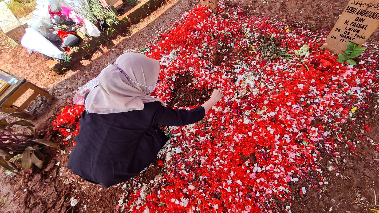 marisya-merangkai-bunga-berbentuk-love-di-makam-vanessa-angel-dan-bibi-ardiansyah.jpg