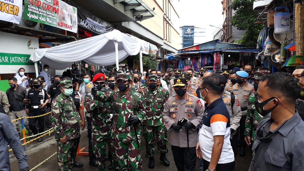 marsekal-hadi-tjahjanto-dan-jenderal-listyo-sigit-prabowo-saat-membagikan-masker.jpg