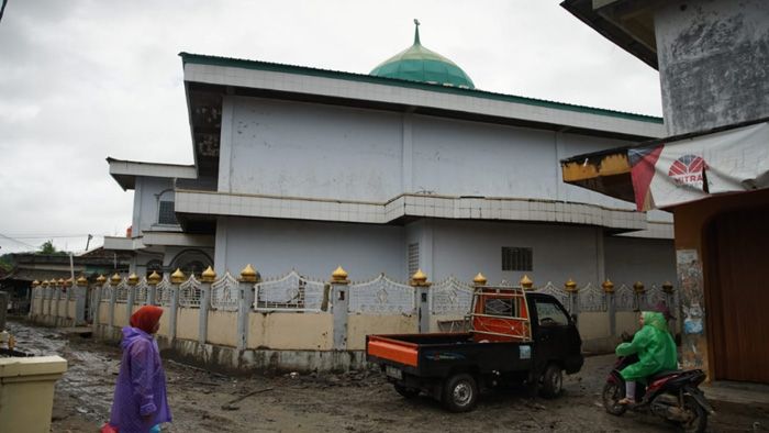 masjid-al-makmur-yang-masih-berdiri-tegak-di-kawasan-komplek-lelang-lama-kecamatan-sumur.jpg