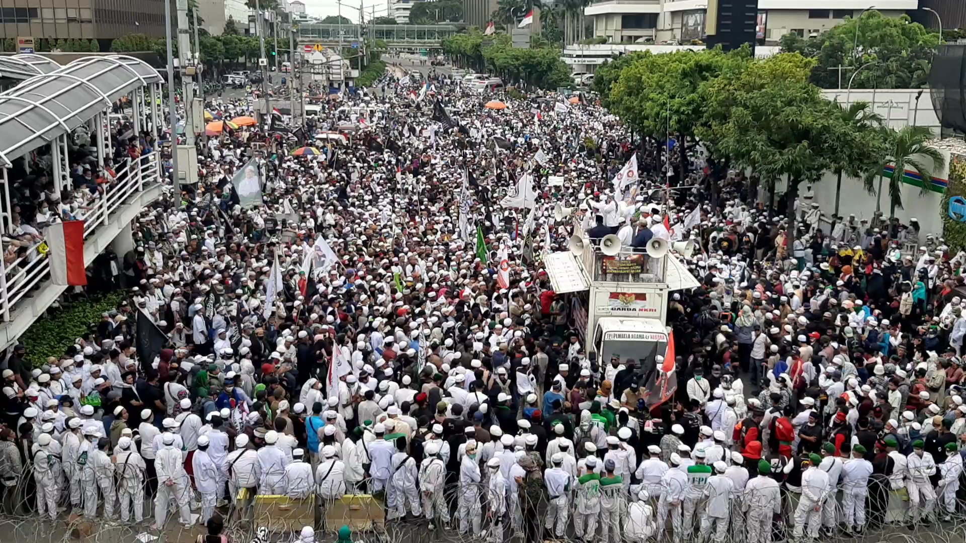 massa-aksi-bela-nabi-muhammad-di-dekat-gedung-kedutaan-besar-perancis-3.jpg
