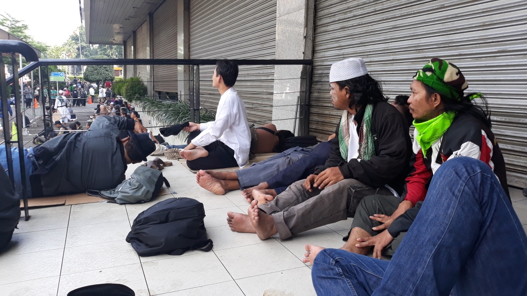 massa-aksi-beristirahat-di-emperan-gedung-djakarta-theater.jpg