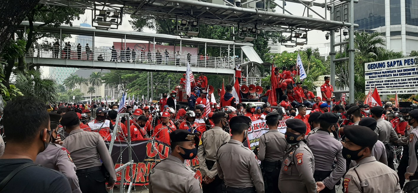 massa-aksi-buruh-ksbsi-berunjuk-rasa-di-jalan-medan-merdeka-barat.jpg