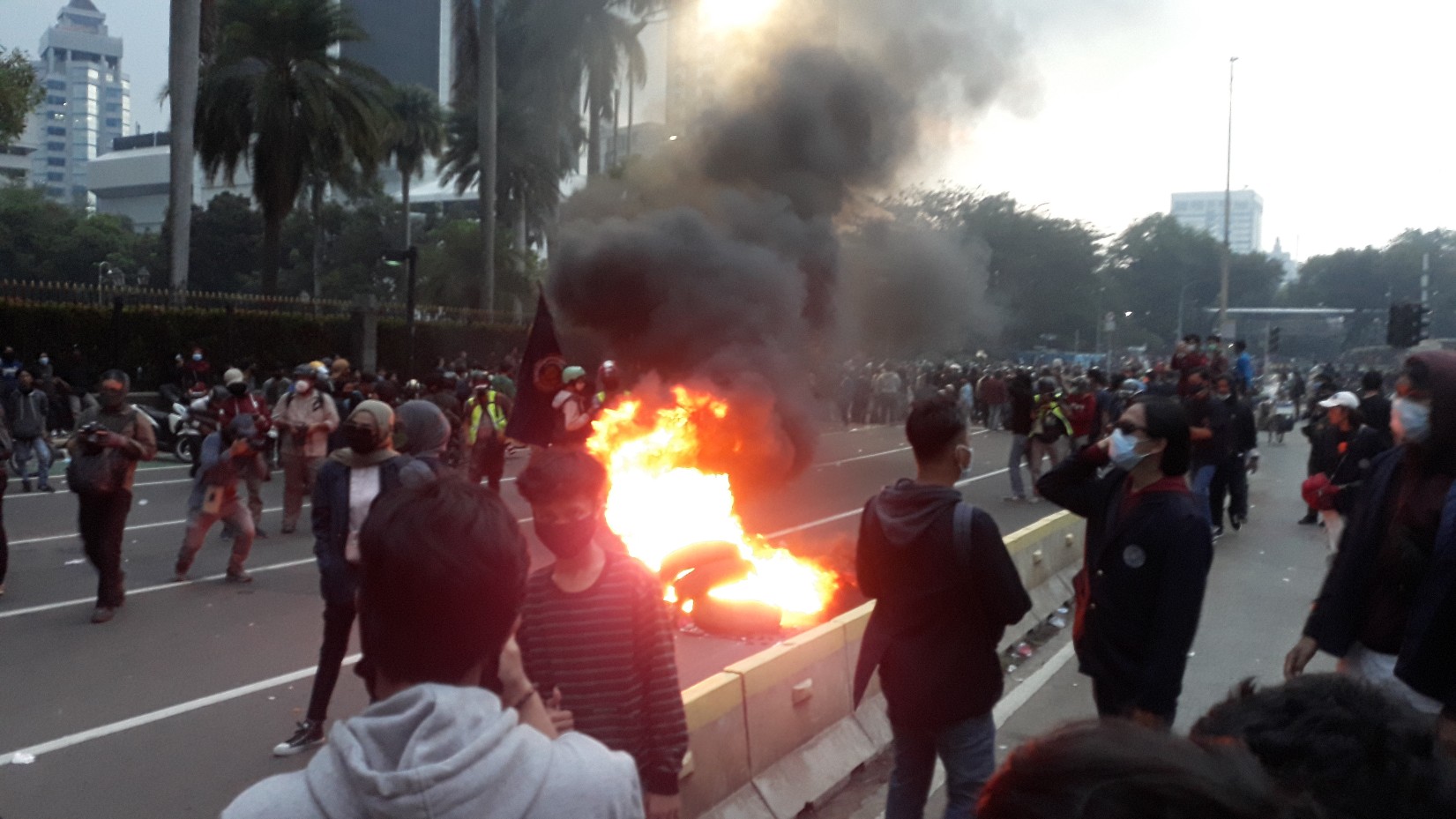 massa-aksi-demo-tolak-uu-cipta-kerja-bakar-ban.jpg