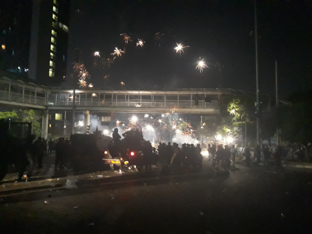 Satu Unit Mobil di Depan Polsek Tanah Abang Dibakar Massa