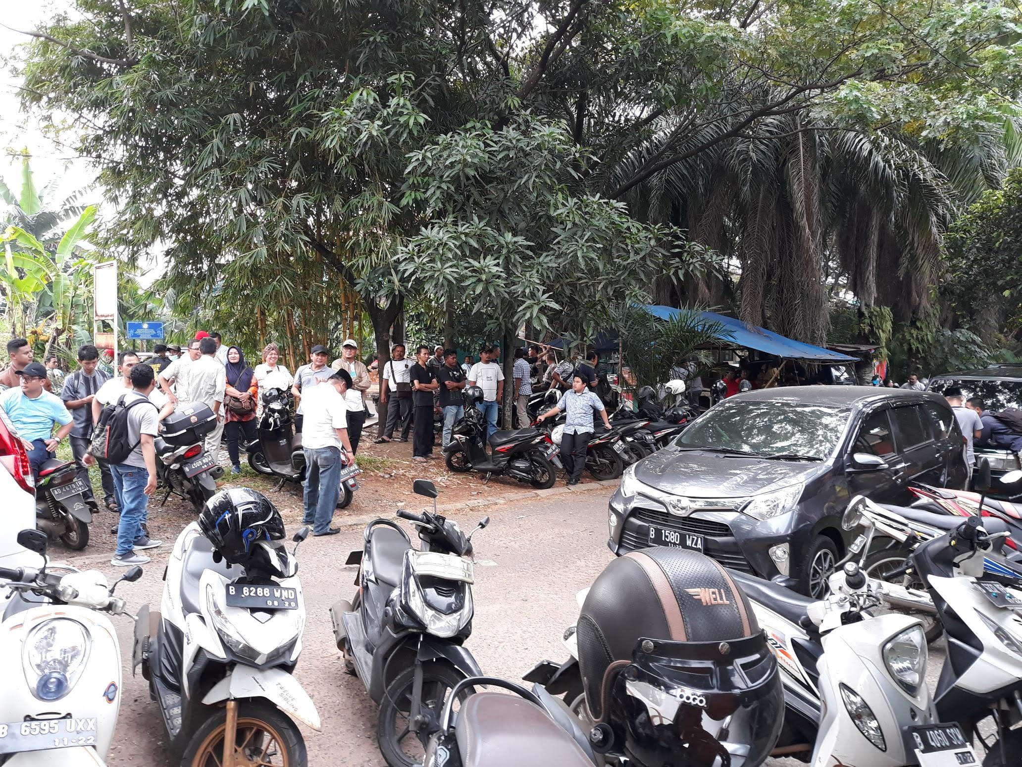 Massa PDIP dan Gerindra Datangi Kantor KPU Tangsel