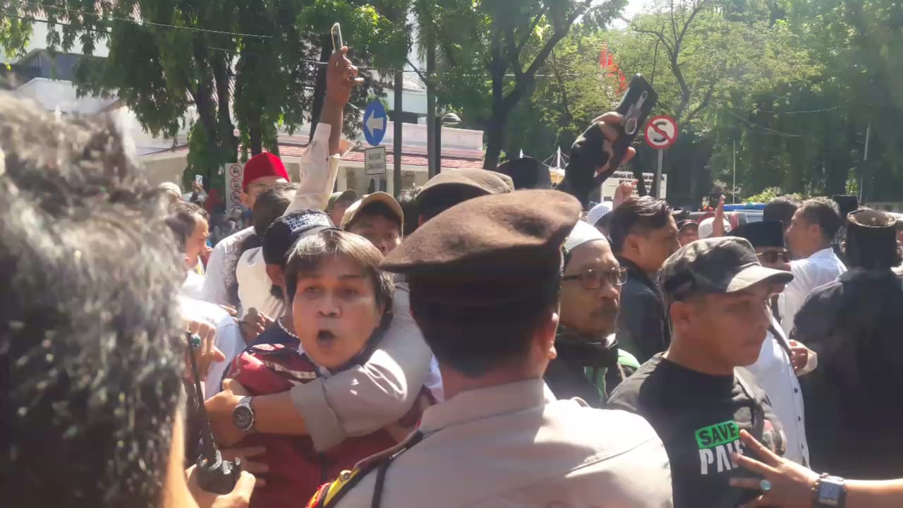 massa-pro-dan-kontra-anies-bersitegang-di-depan-balai-kota-1.jpg