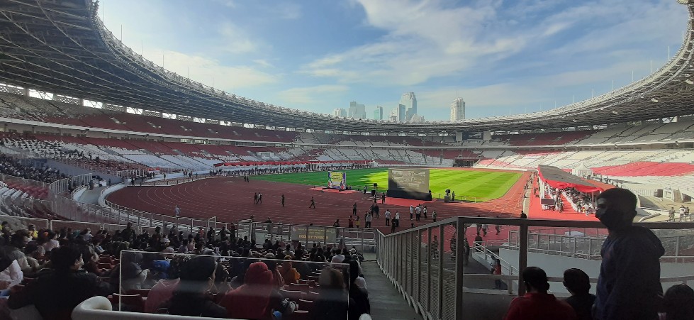 masyarakat-antusias-mengikuti-vaksinasi-covid-19-di-gelora-bung-karno-gbk.jpg