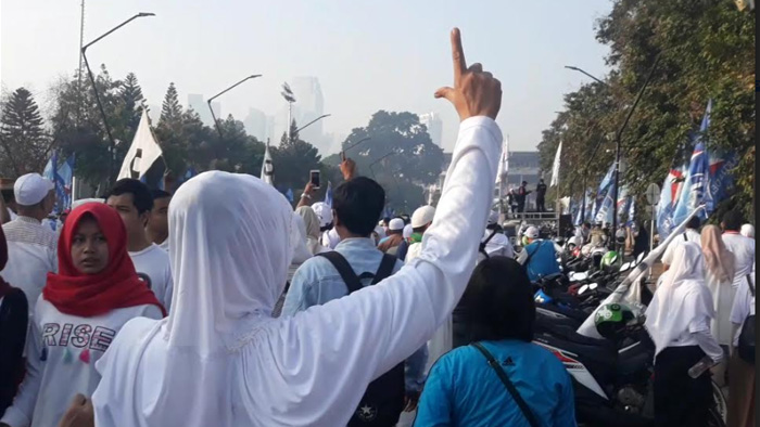 masyarakat-yang-berdatangan-ke-acara-kampanye-akbar-di-sekitar-pin.jpg