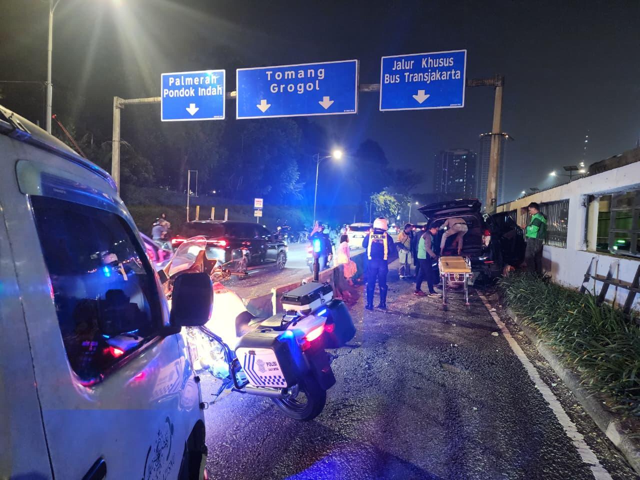 Kecelakaan di Jakarta: Mobil Misterius di JLNT Antasari Diderek, Mobil Tabrak Separator Busway - Tribunjakarta.com