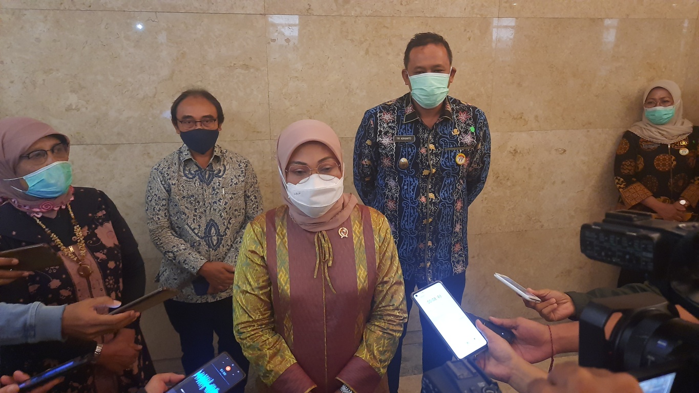 menaker-ida-fauziyah-saat-dijumpai-di-hotel-horison-jalan-kh-noer-ali-kalimalang.jpg