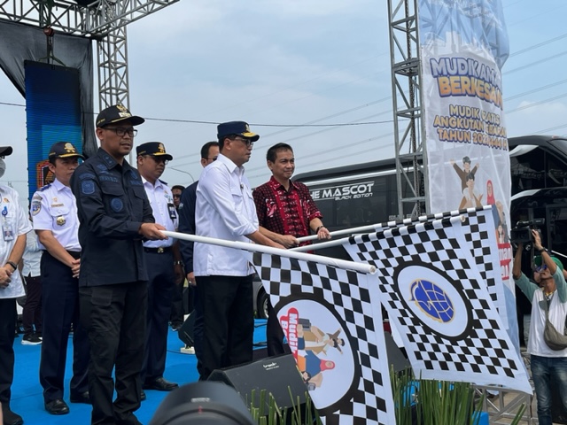 menhub-budi-karya-sumadi-lepas-keberangkatan-peserta-mudik-gratis-di-terminal-jatijajar-depok.jpg