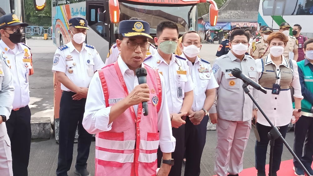menhub-budi-karya-sumadi-meninjau-kesiapan-mudik-lebaran-di-terminal-kampung-rambutan-3.jpg