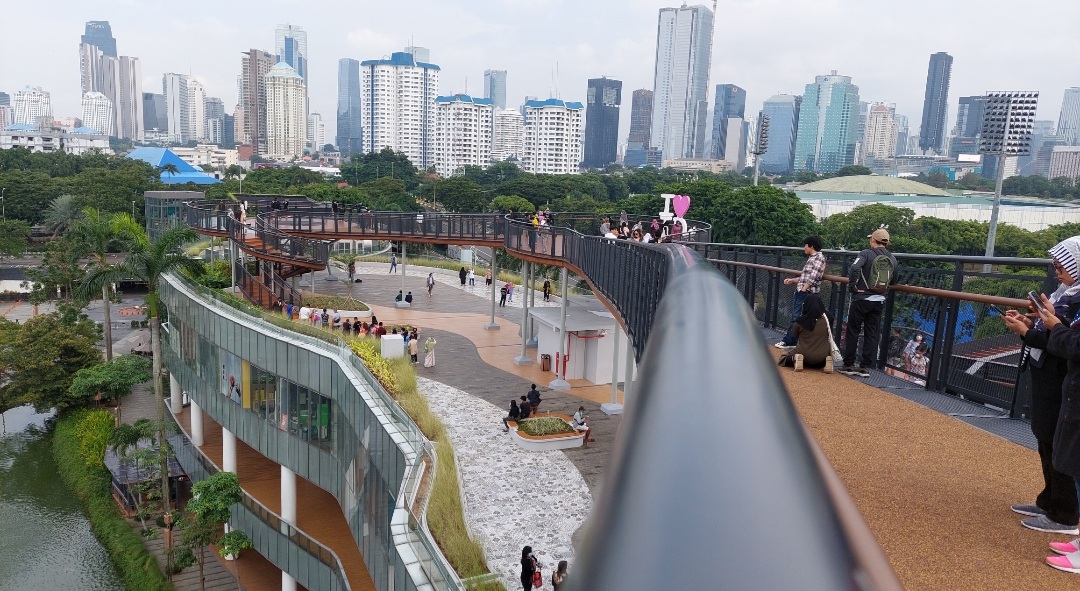 menikmati-panorama-kota-jakarta-dari-ketinggian-skywalk-senayan-park-jakarta.jpg