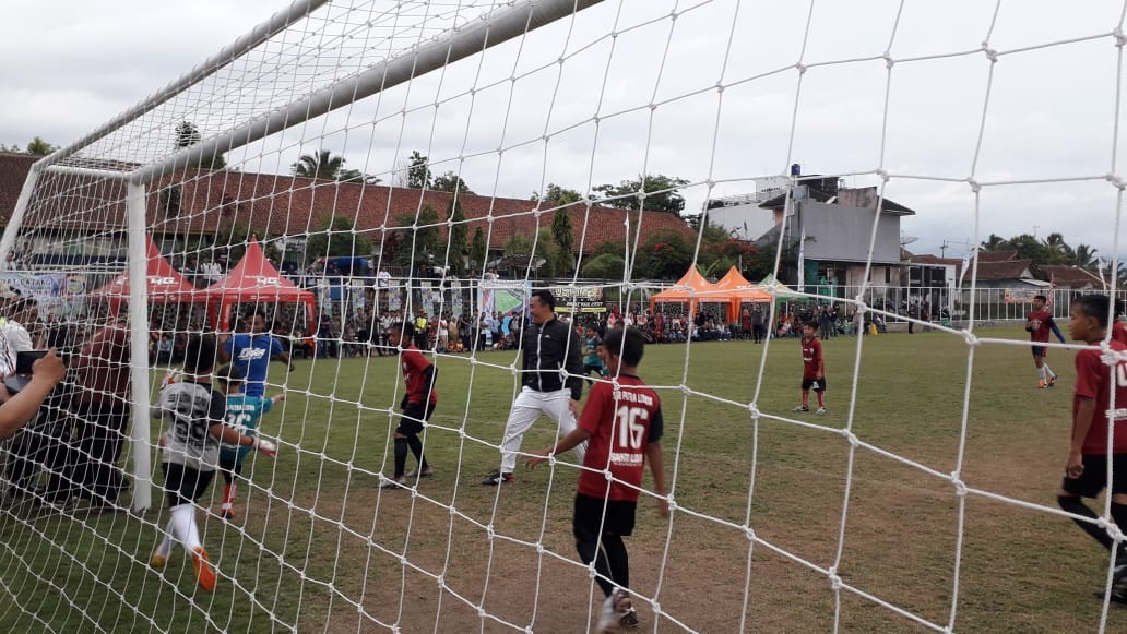 Semangati SSB Lodaya Putra, Menpora Imam Nahrawi Ikut Main Bola Bareng Atep dan Tantan