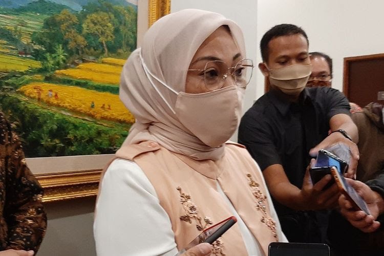 menteri-ida-fauziyah-usai-penandatanganan-perjanjian-kerja-bersama-pkb-penerimaan.jpg