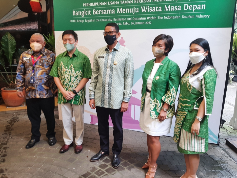 menteri-pariwisata-dan-ekonomi-kreatif-sandiaga-uno-melantik-pengurus-putri.jpg