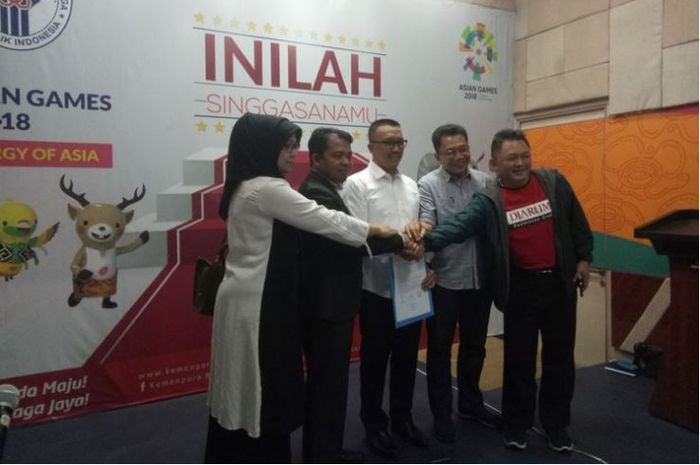 menteri-pemuda-dan-olahraga-imam-nahrawi-tengah-bersama-ketua-kpai-dr-susanto-memakai-jas.jpg