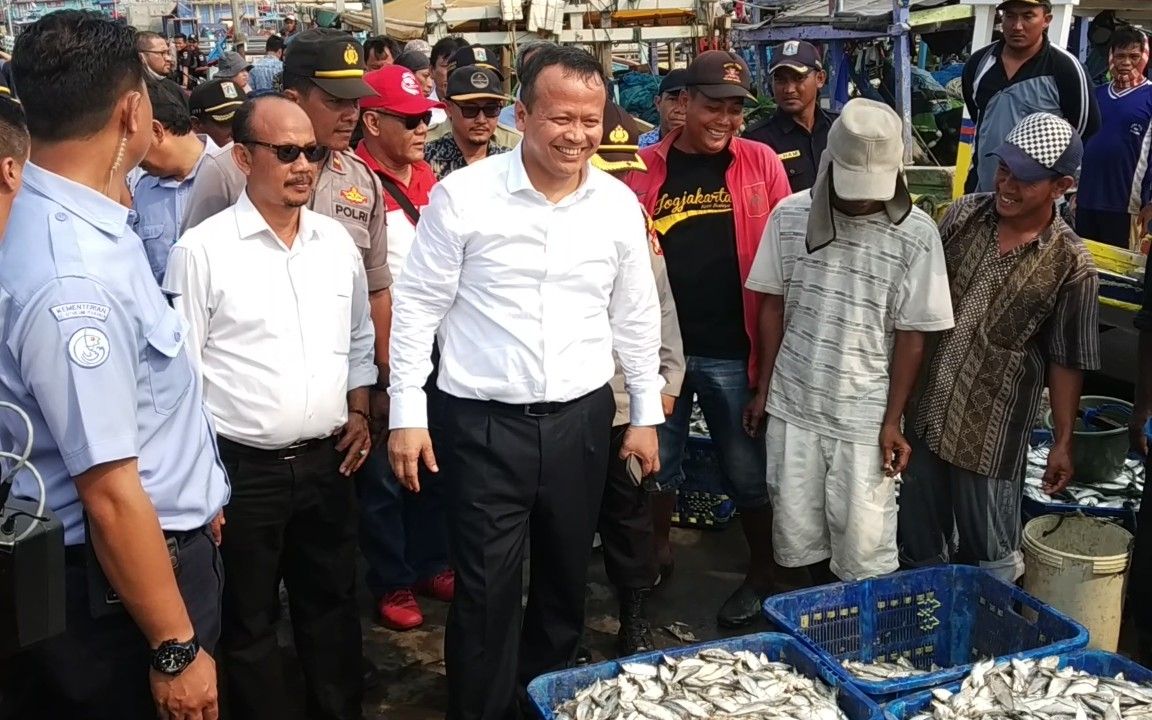 menteri-perikanan-dan-kelautan-edhy-prabowo-mengunjungi-pelabuhan-perikanan-muara-angke.jpg