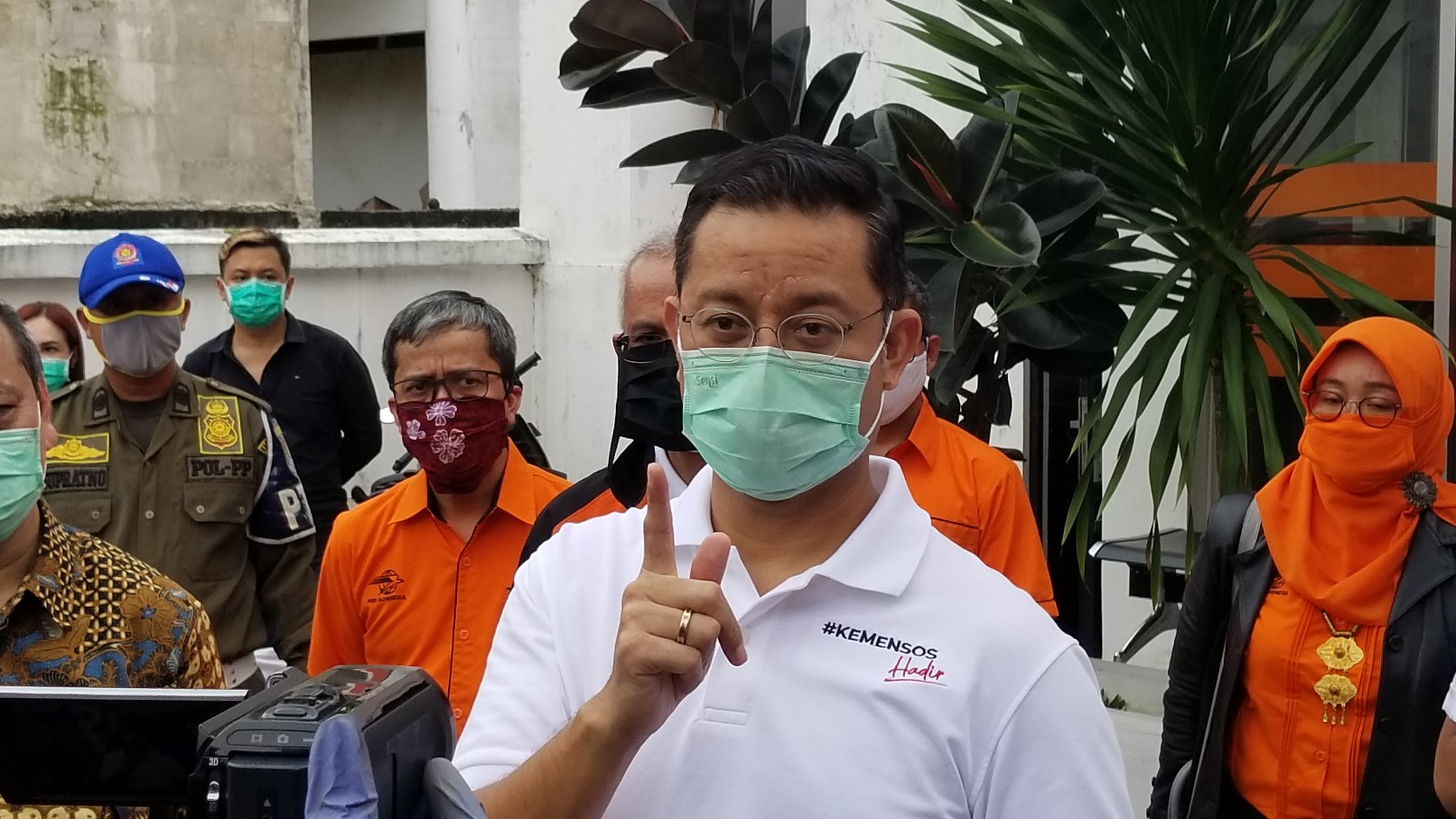 menteri-sosial-juliarti-batubara-saat-meninjau-secara-langsung.jpg
