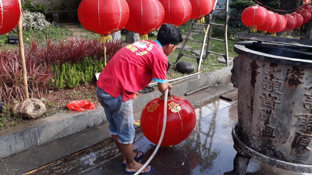 menyambut-imlek-petugas-wihara-dharma-bakti-sedang-mencuci-lampion.jpg