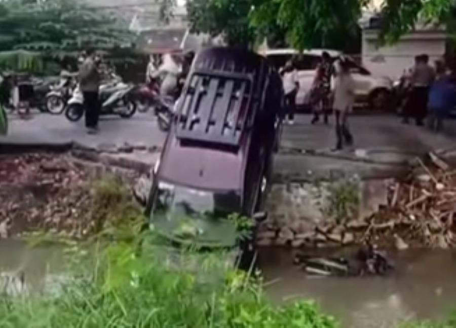 mobil-emak-emak-tercebur-kali-di-Bekasi.jpg