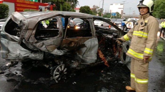 mobil-hangus-terbakar-di-jalan-tol.jpg