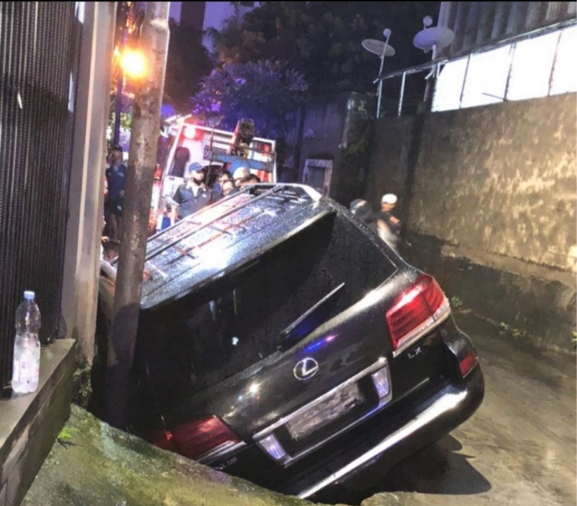 mobil-mewah-lexus-tercebur-ke-selokan-setiabudi-jakarta-selatan.jpg