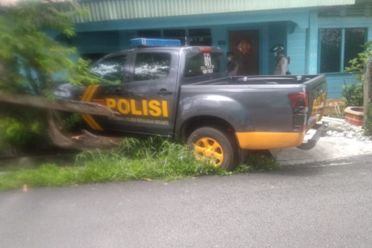 Emak-emak Bawa Motor Bikin Mobil Polisi Tabrak Pagar Rumah, Begini Faktanya