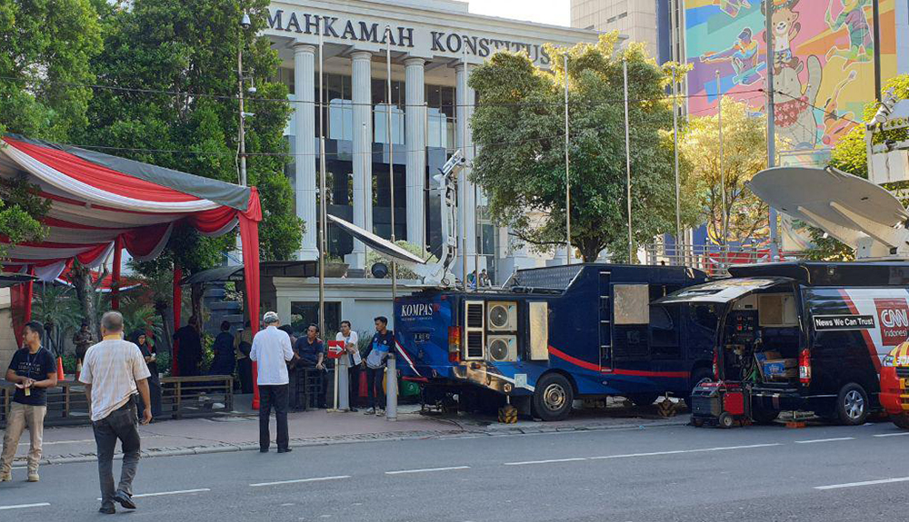 mobil-satelite-televisi-nasional-di-depan-mahkamah-konstitusi.jpg
