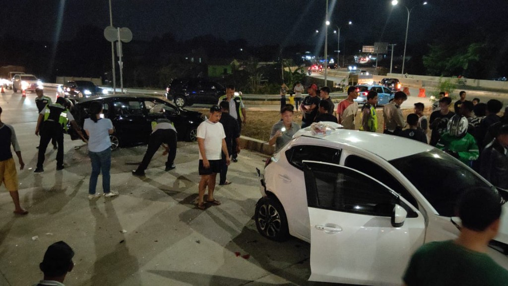 Pengemudi Mobil Ugal-ugalan Buat Kecelakaan Beruntun di Pintu Keluar Tol Desari