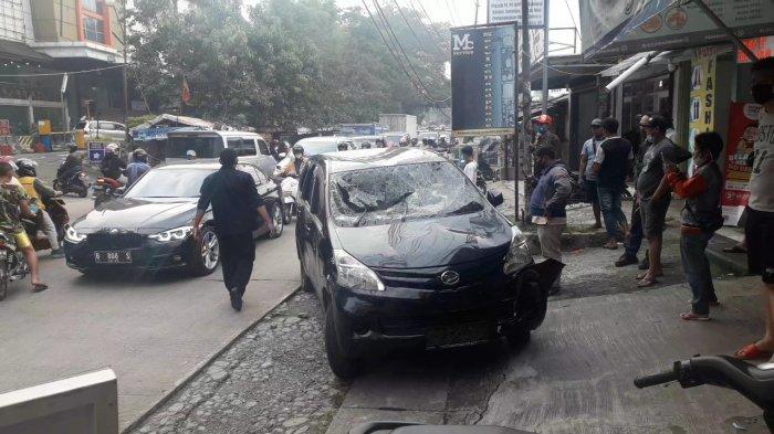 mobil-xenia-hitam-di-jalan-h.jpg