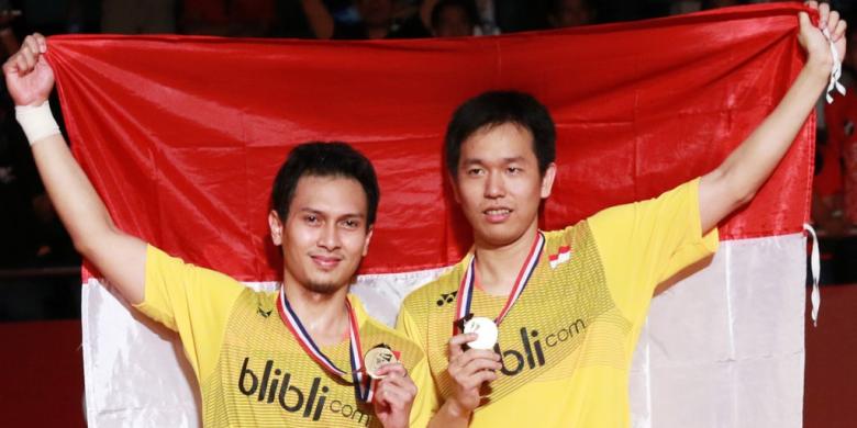 mohammad-ahsan-dan-hendra-setiawan-mengangkat-bendera-merah-putih-dan-medali-emas.jpg