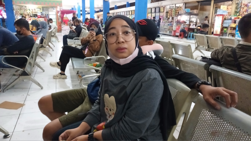 mona-pemudik-tujuan-lampung-menunggu-bus-di-terminal-kampung-rambutan.jpg