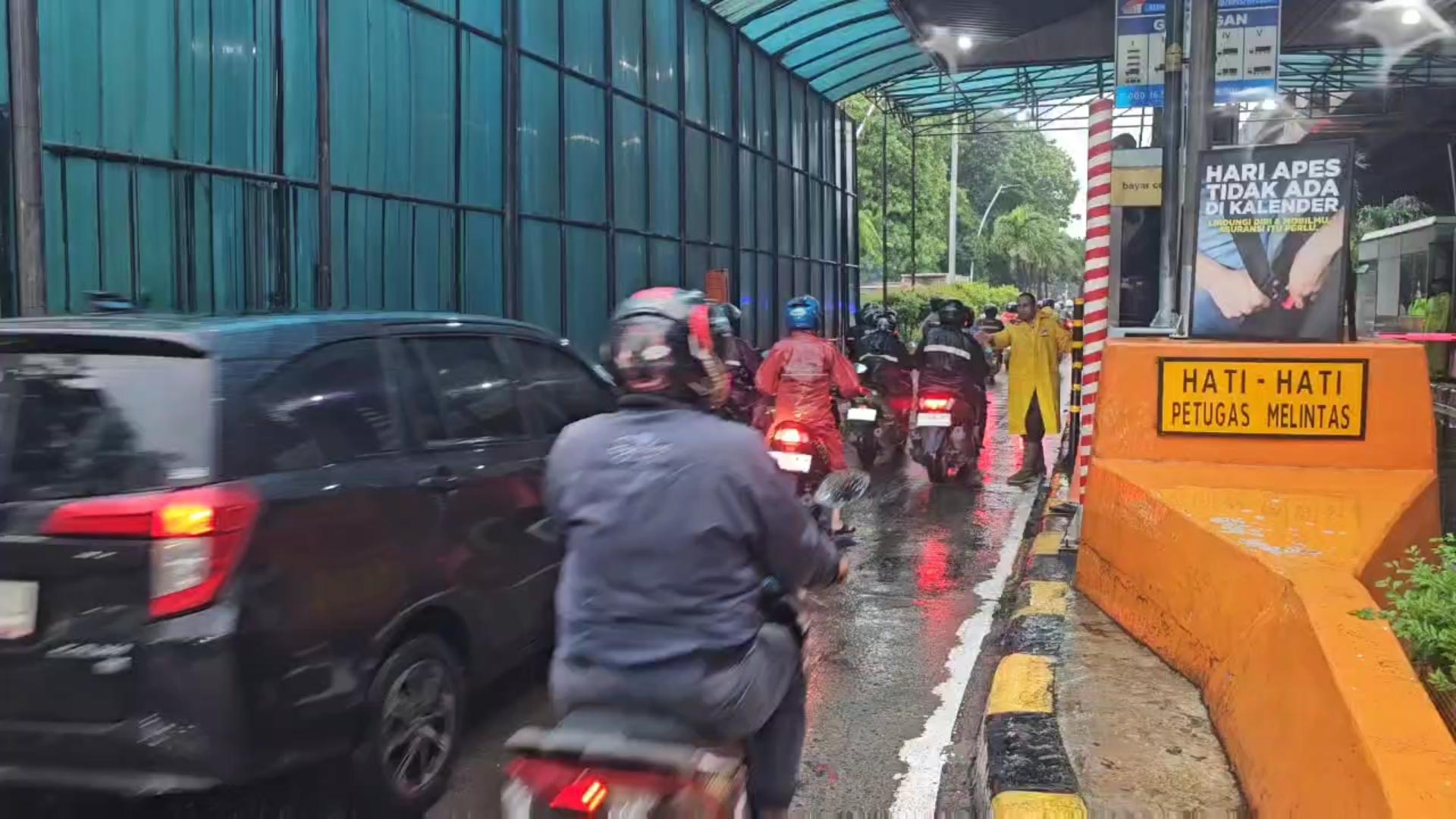 motor-masuk-tol-yos-sudarso.jpg