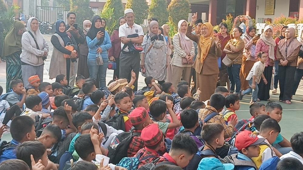 FOTO Hari Pertama Sekolah di SDN Cipayung 04: Murid Baru Ikuti MPLS, 'Dari Semalam Enggak Bisa Diam' - Tribunjakarta.com