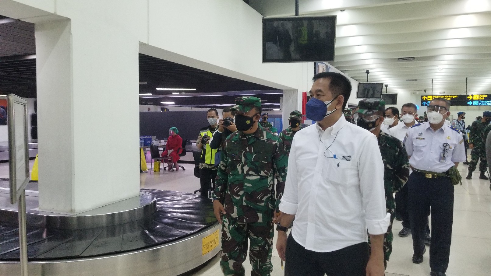 muhammad-awaluddin-dan-pangkoopsau-marsma-tni-tedi-rizalihadi-cek-vaksinasi-covid-19.jpg