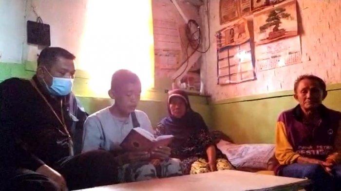 muhammad-gifari-akbar-16-di-rumahnya-di-kampung-sodong-kabupaten-garut-kamis-5112020.jpg
