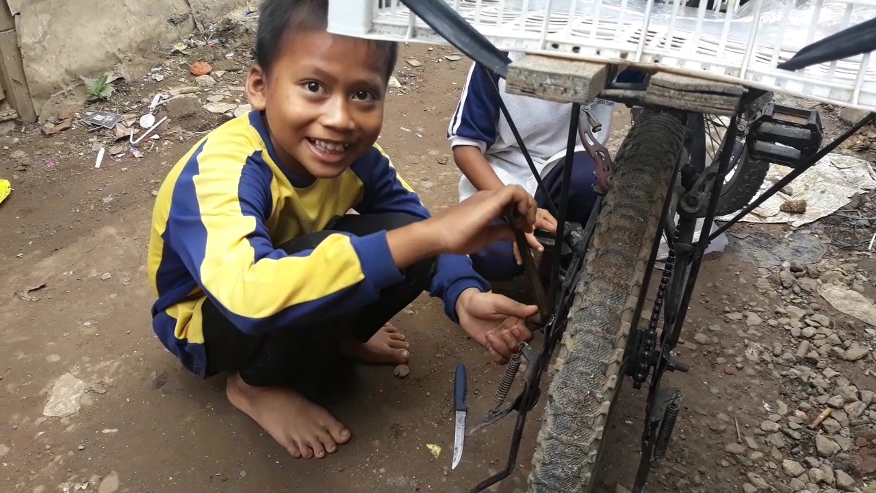 muhammad-saputra-12-bocah-penjual-cilok-tulang-punggung-keluarga.jpg