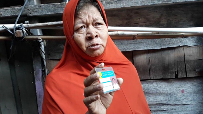 nenek-atih-korban-penggusuran-lahan-milik-pupr-di-jalan-bougenville.jpg