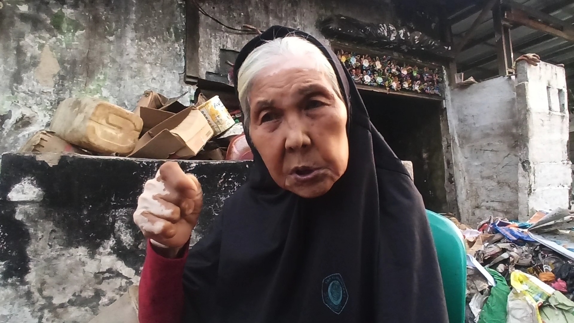 nenek-sulih-warti-75-tingga-di-rumah-penuh-sampah-di-tugu-utara-koja.jpg