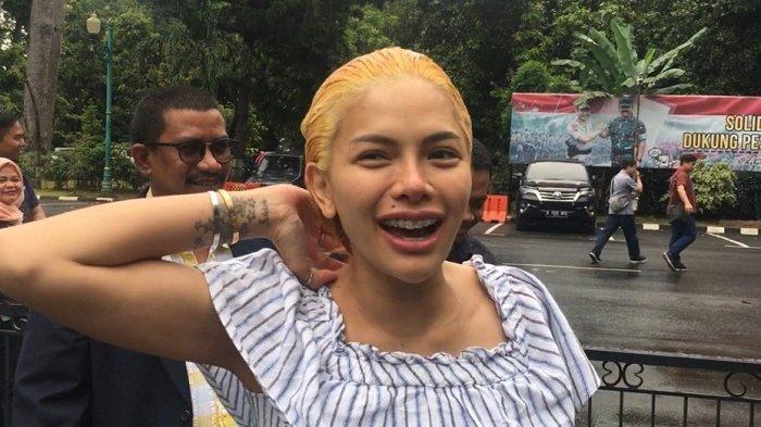 nikita-mirzani-baru-dari-salon.jpg