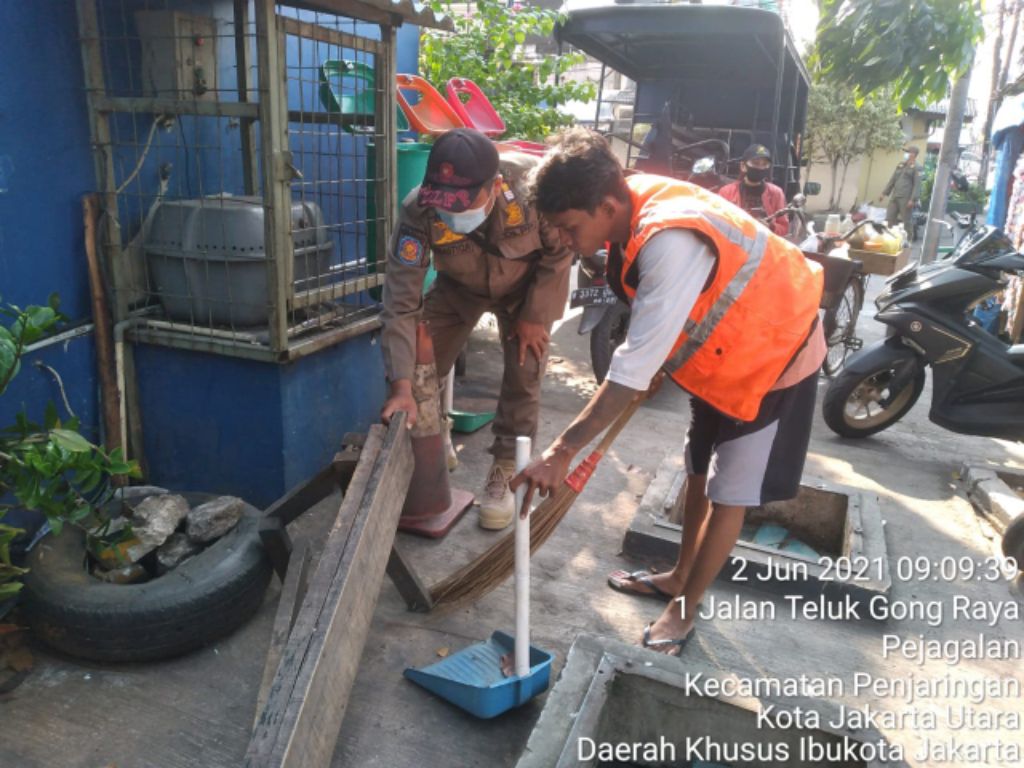 Puluhan Pemotor Tak Bermasker di Jalan Tipar Cakung Kena Hukuman Bersihkan Lingkungan