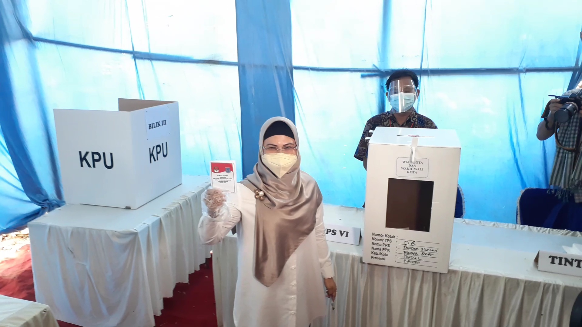 pada-pilkada-tangerang-selatan-siti-nur-azizah-di-tps.jpg