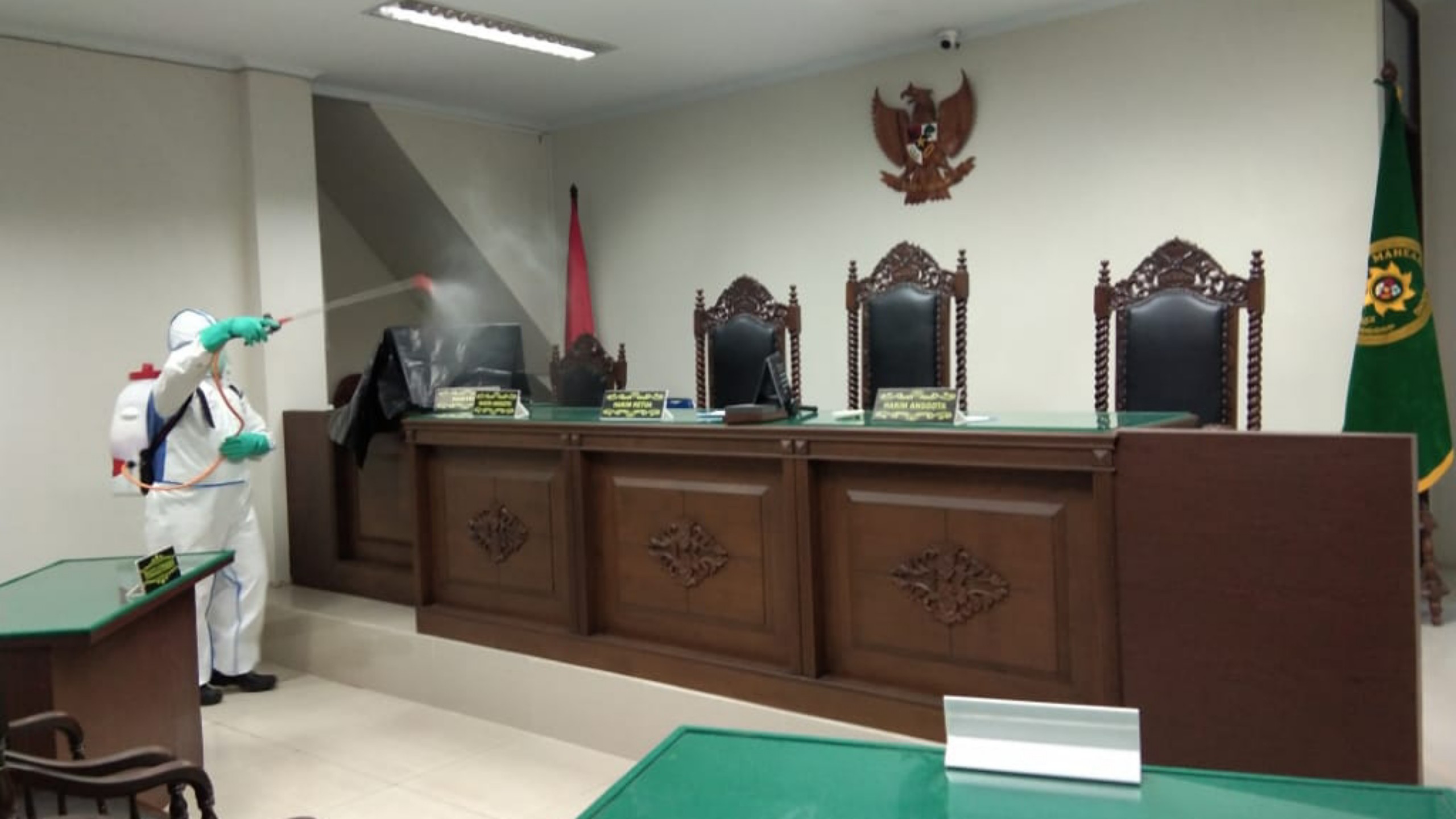 palang-merah-indonesia-pmi-kota-tangerang-melakukan-penyemprotan.jpg