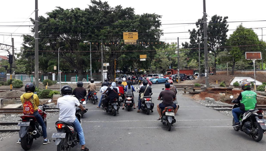 Soal Bahaya Terobos Palang Pintu Kereta di Stasiun Cakung, Pengendara: Sudah Biasa Kayak Begini