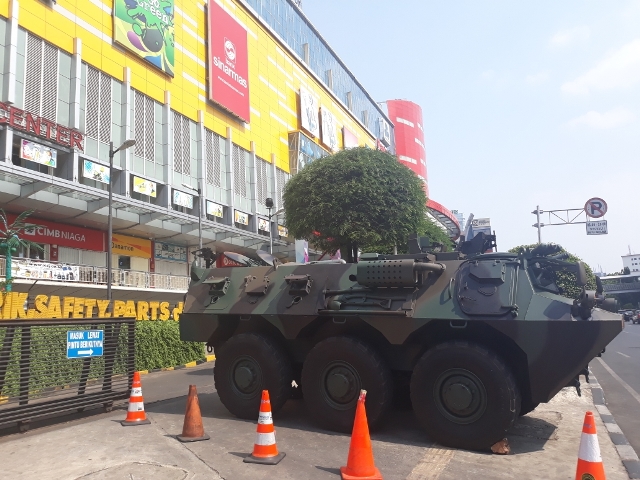 panser-anoa-terparkir-di-depan-ltc-glodok-jakarta-barat.jpg