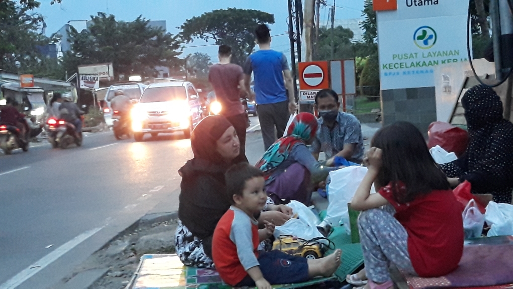para-imigran-pengungsi-asal-afghanistan-di-sekitar-rudenim-jakarta-menunggu-waktu-berbuka-puasa.jpg
