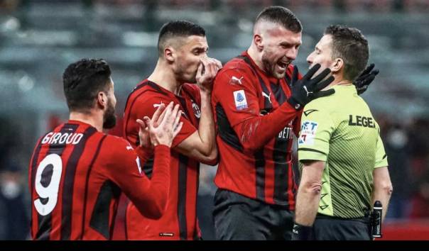 para-pemain-ac-milan-protes-kepada-wasit-marco-serra.jpg